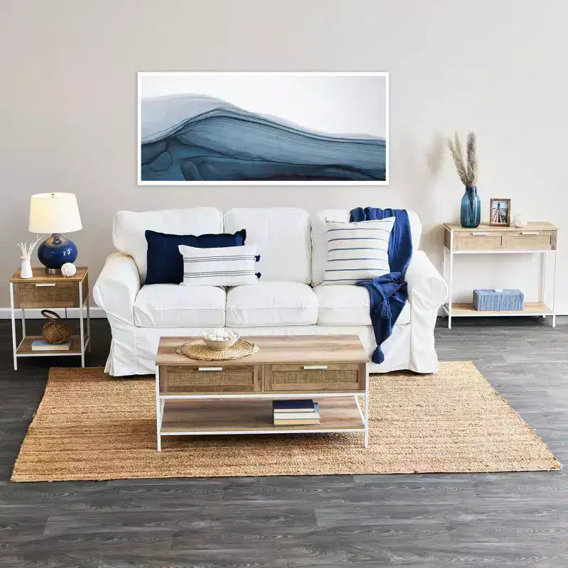 Mesa sofá consola rectangular Bungalow con estante de almacenamiento y 2 cajones, madera rústica Coastal Oak, frente tejido y metal blanco.